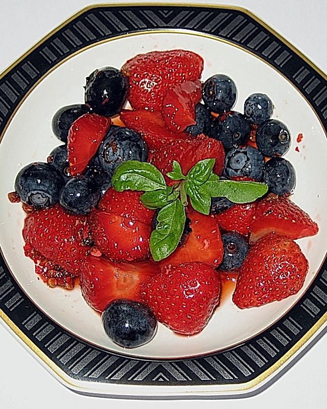 Erdbeeren mit Heidelbeeressig