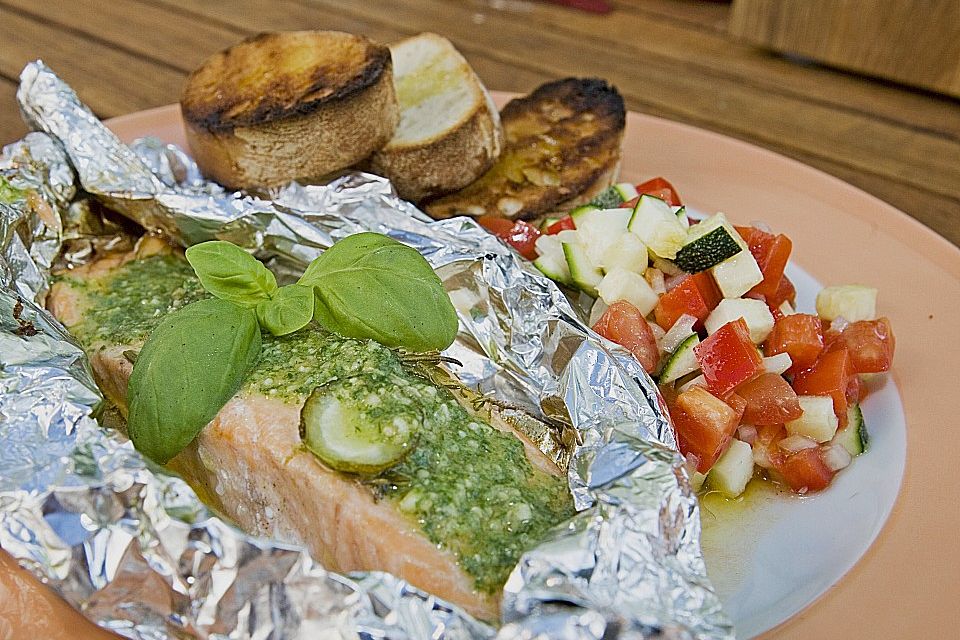 Marinierter Lachs an Ratatouillesalat mit Rucolapesto und Brot