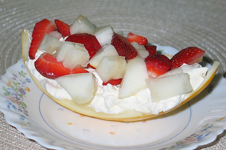 Melone mit Erdbeeren und Frischkäsecreme