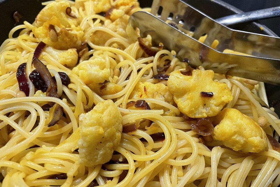 Pasta mit Blumenkohl, Rosinen, Pinienkernen und Safran