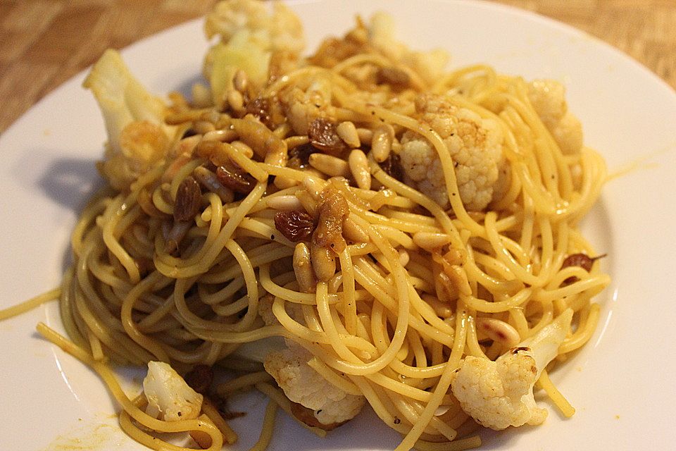 Pasta mit Blumenkohl, Rosinen, Pinienkernen und Safran