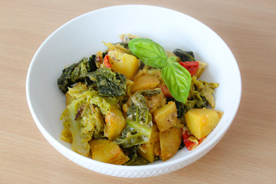 Veganes Kartoffel-Wirsing-Curry