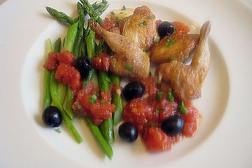 Brust und Keule von der Wachtel auf Spargel mit Tomatenmus und Oliven