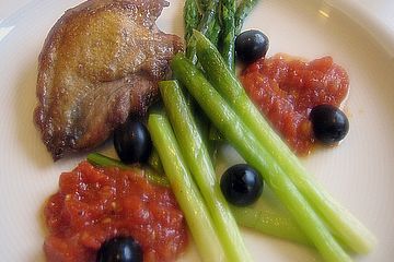 Fasanenbrust auf Spargel mit Tomatenmus und Oliven