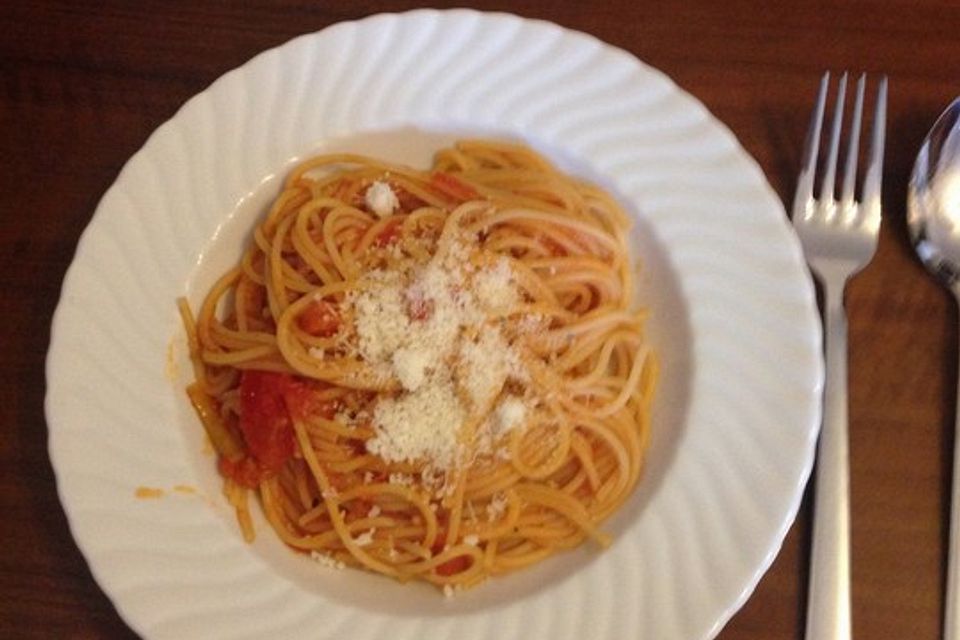 Knoblauch-Spaghetti mit Lauch und Tomate