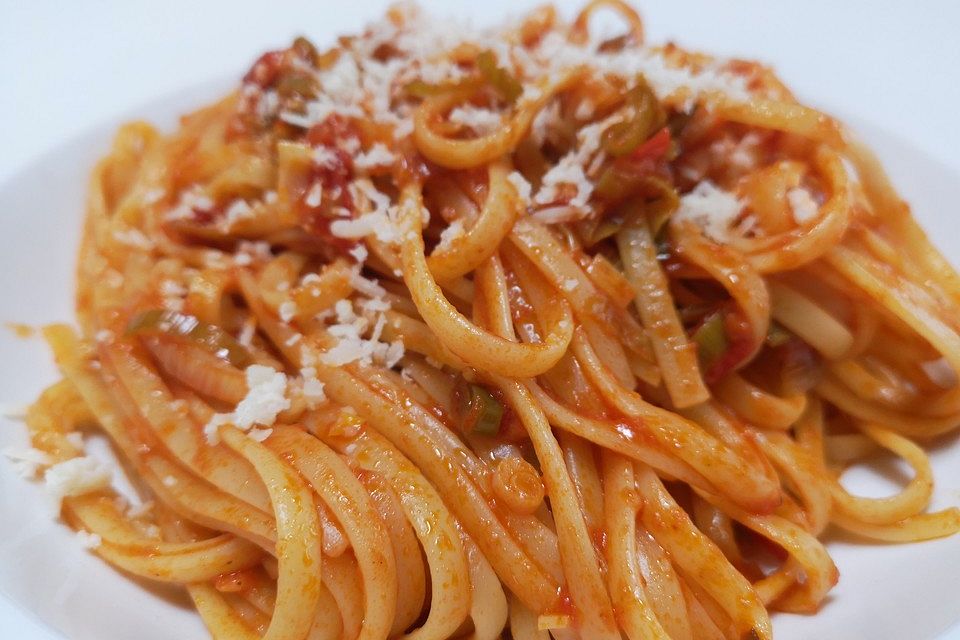 Knoblauch-Spaghetti mit Lauch und Tomate