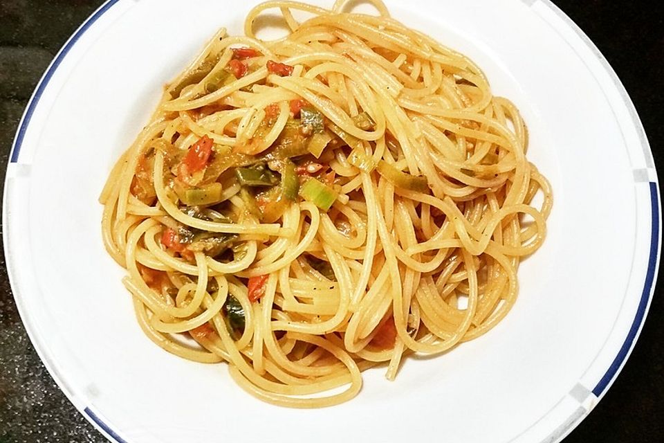 Knoblauch-Spaghetti mit Lauch und Tomate