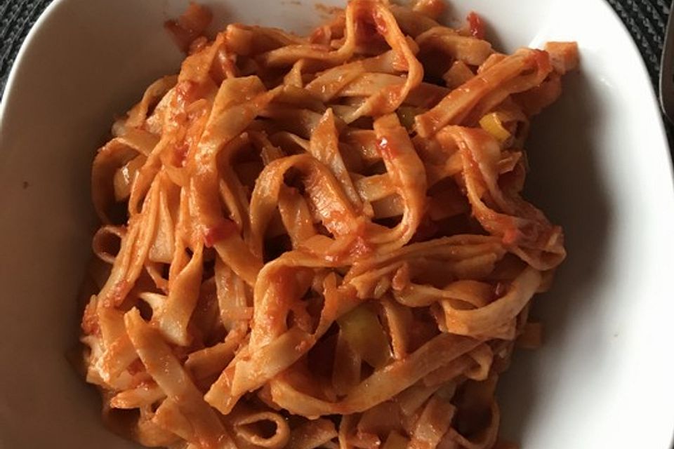 Knoblauch-Spaghetti mit Lauch und Tomate