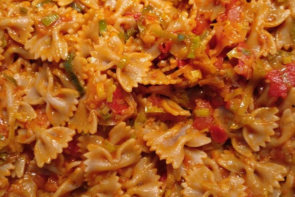 Knoblauch-Spaghetti mit Lauch und Tomate