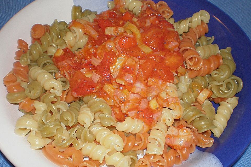 Knoblauch-Spaghetti mit Lauch und Tomate