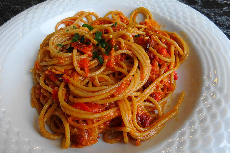 Knoblauch-Spaghetti mit Lauch und Tomate