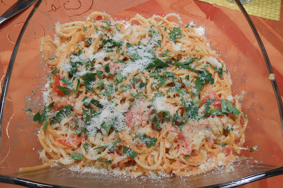 Knoblauch-Spaghetti mit Lauch und Tomate