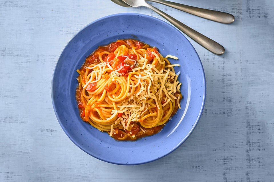 Knoblauch-Spaghetti mit Lauch und Tomate