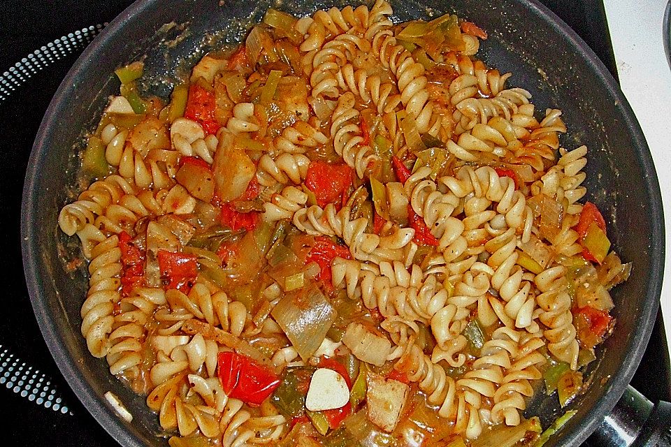 Knoblauch-Spaghetti mit Lauch und Tomate