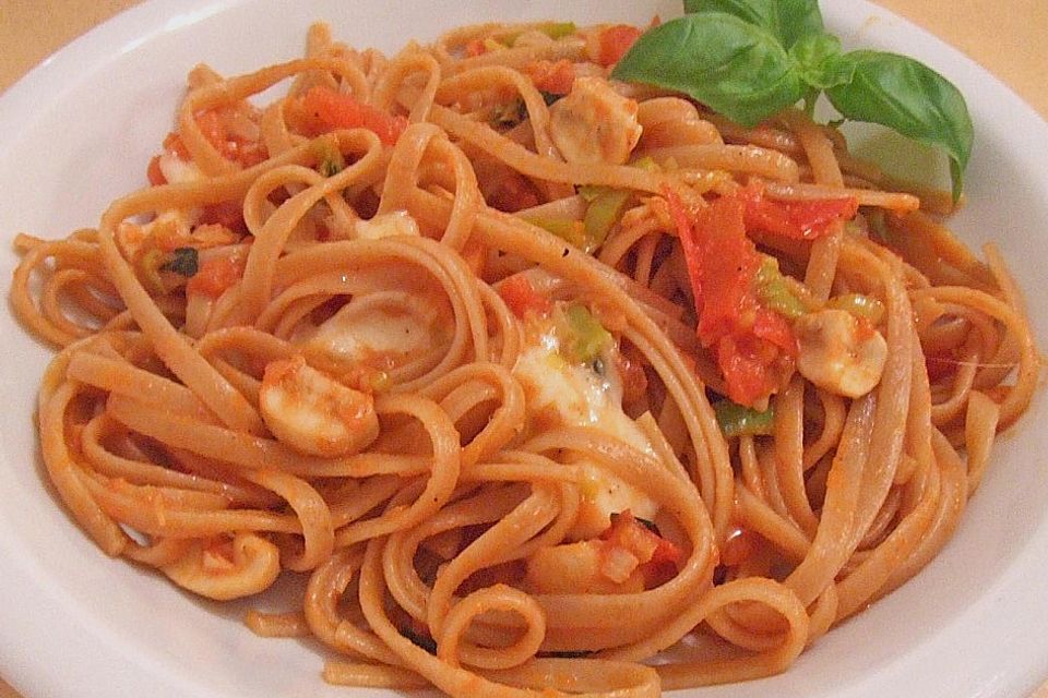 Knoblauch-Spaghetti mit Lauch und Tomate