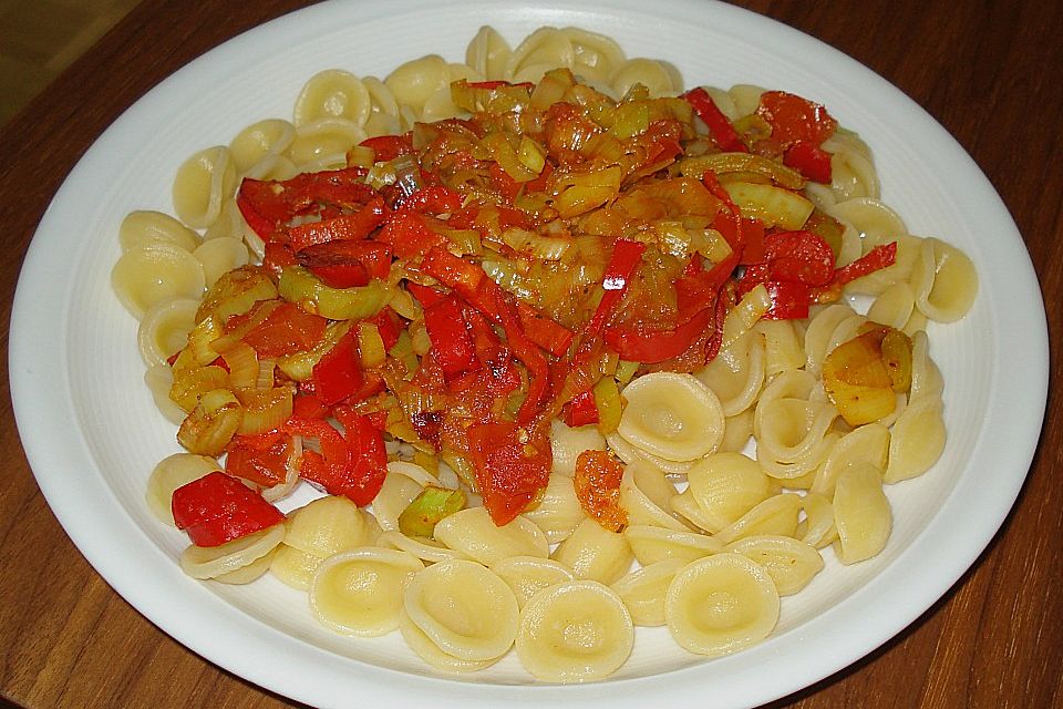 Knoblauch-Spaghetti mit Lauch und Tomate