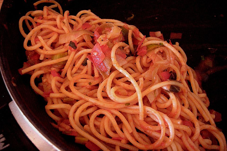 Knoblauch-Spaghetti mit Lauch und Tomate