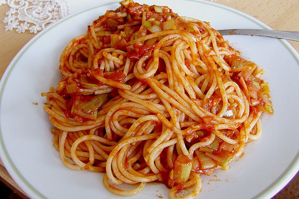 Knoblauch-Spaghetti mit Lauch und Tomate