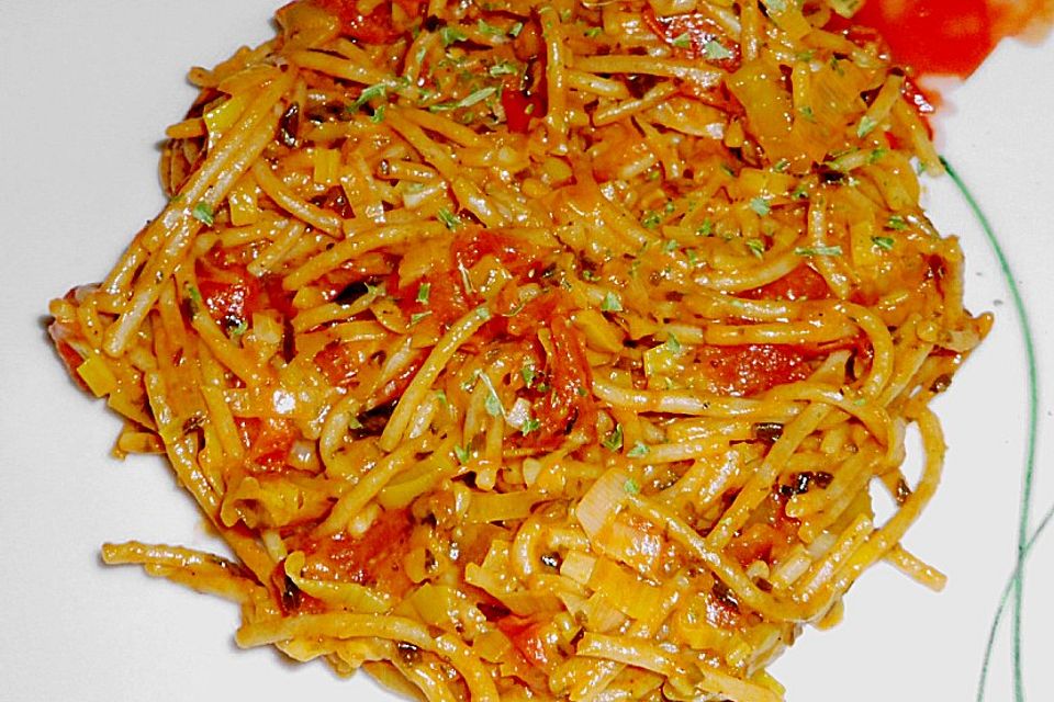 Knoblauch-Spaghetti mit Lauch und Tomate