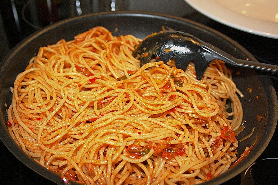 Knoblauch-Spaghetti mit Lauch und Tomate