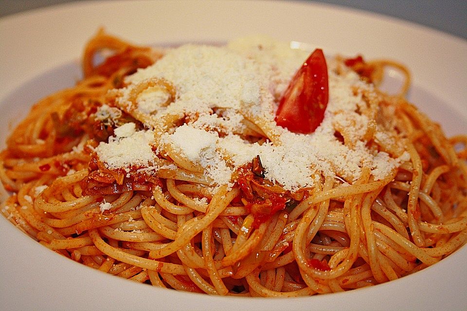 Knoblauch-Spaghetti mit Lauch und Tomate