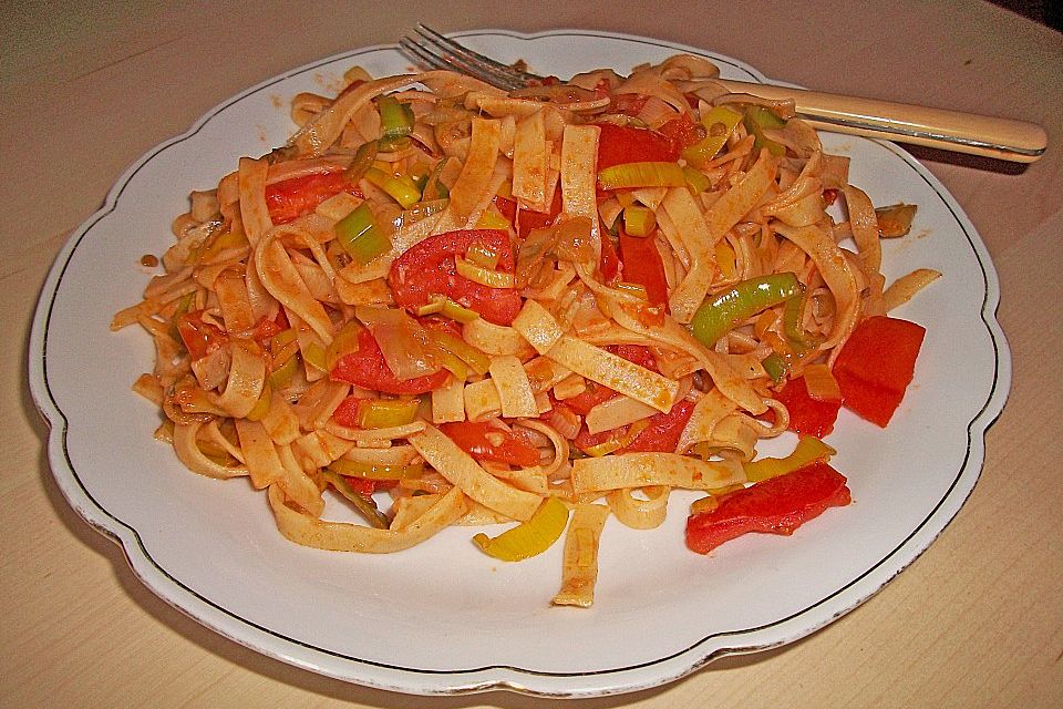 Knoblauch-Spaghetti mit Lauch und Tomate