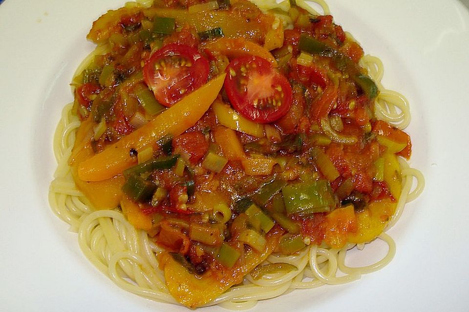 Knoblauch-Spaghetti mit Lauch und Tomate