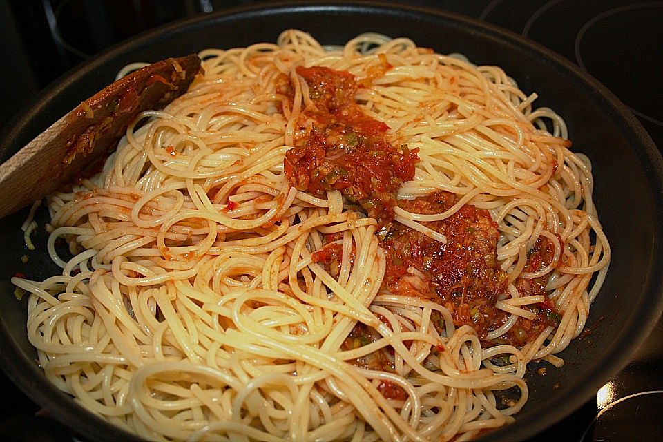 Knoblauch-Spaghetti mit Lauch und Tomate