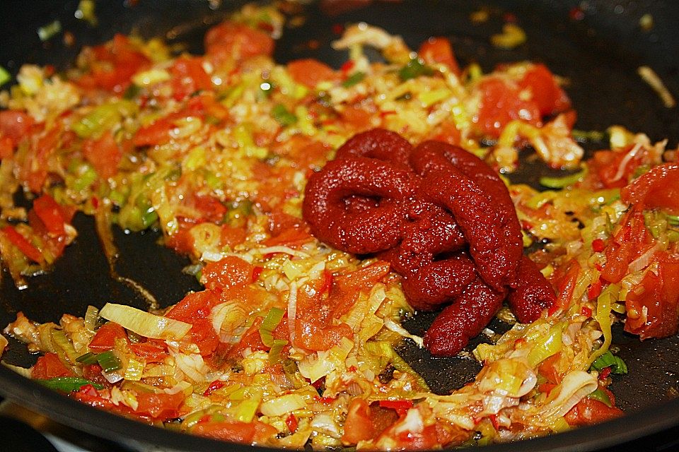 Knoblauch-Spaghetti mit Lauch und Tomate