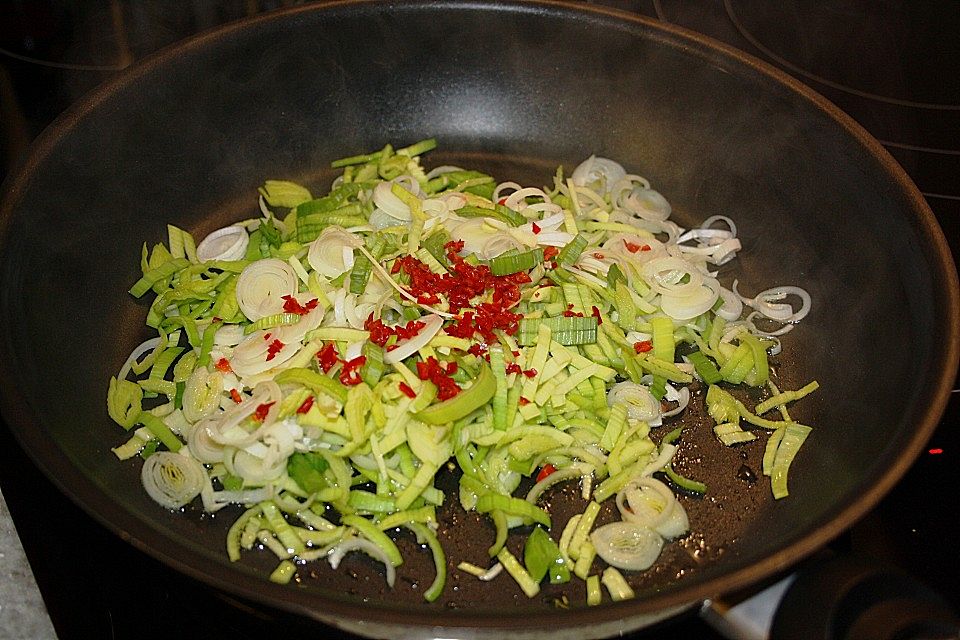 Knoblauch-Spaghetti mit Lauch und Tomate