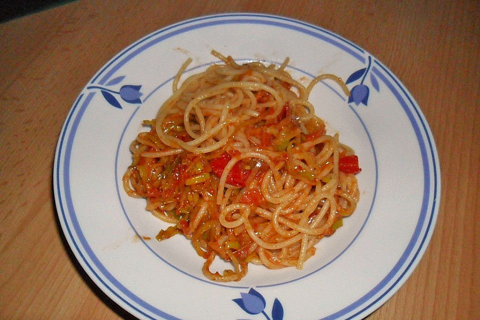 Knoblauch-Spaghetti mit Lauch und Tomate