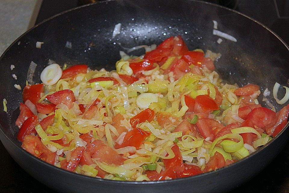 Knoblauch-Spaghetti mit Lauch und Tomate