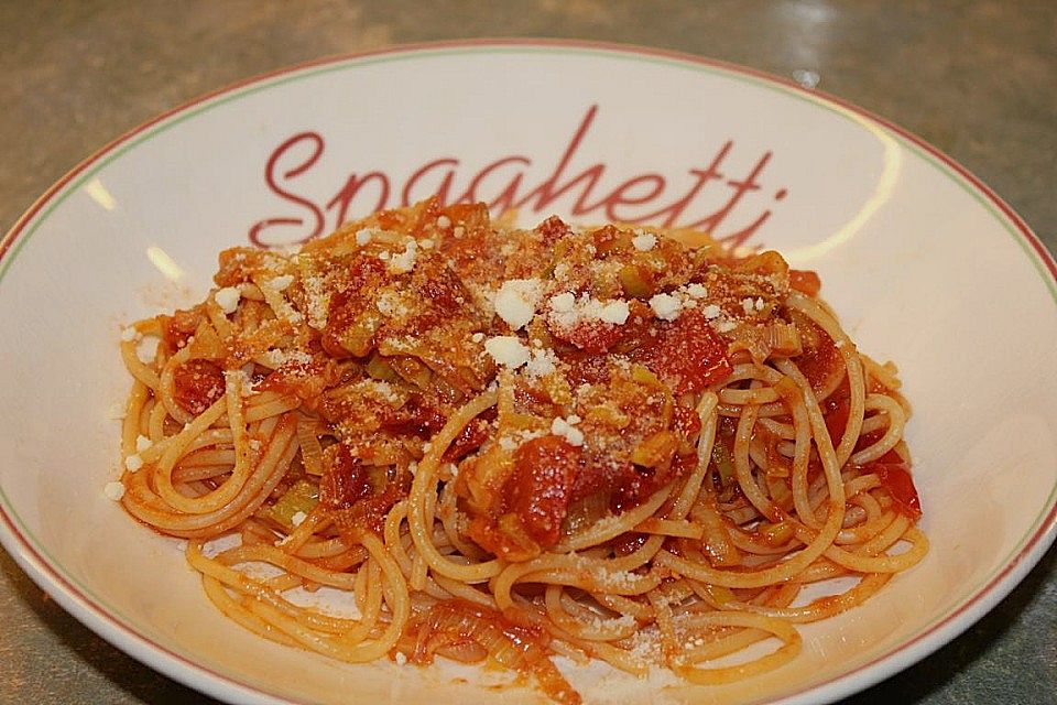 Knoblauch-Spaghetti mit Lauch und Tomate