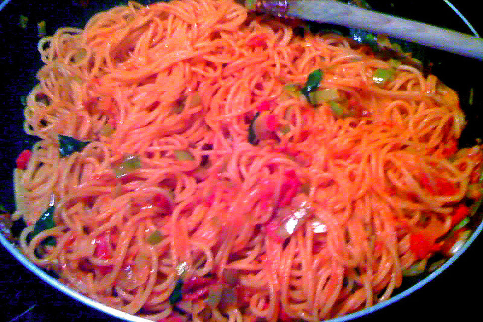 Knoblauch-Spaghetti mit Lauch und Tomate