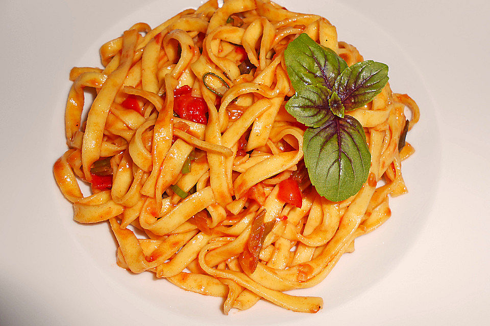 Knoblauch-Spaghetti mit Lauch und Tomate