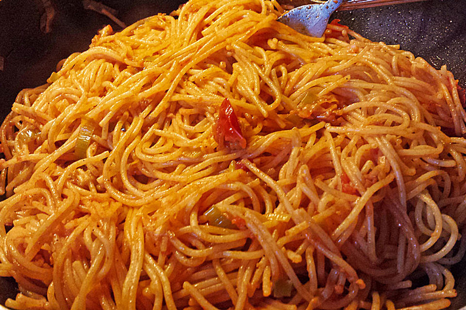 Knoblauch-Spaghetti mit Lauch und Tomate