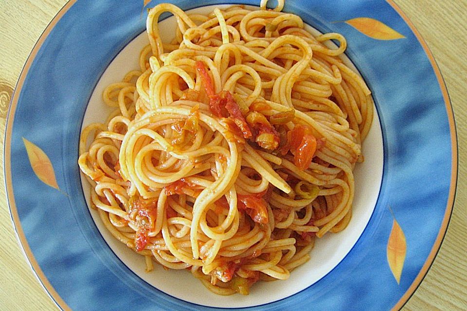 Knoblauch-Spaghetti mit Lauch und Tomate