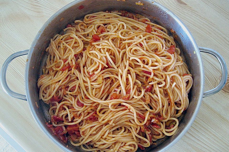 Knoblauch-Spaghetti mit Lauch und Tomate