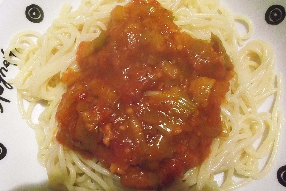 Knoblauch-Spaghetti mit Lauch und Tomate