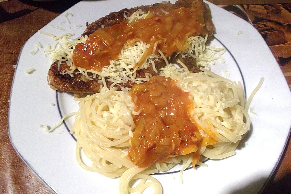 Knoblauch-Spaghetti mit Lauch und Tomate