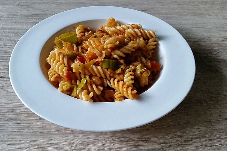 Knoblauch-Spaghetti mit Lauch und Tomate