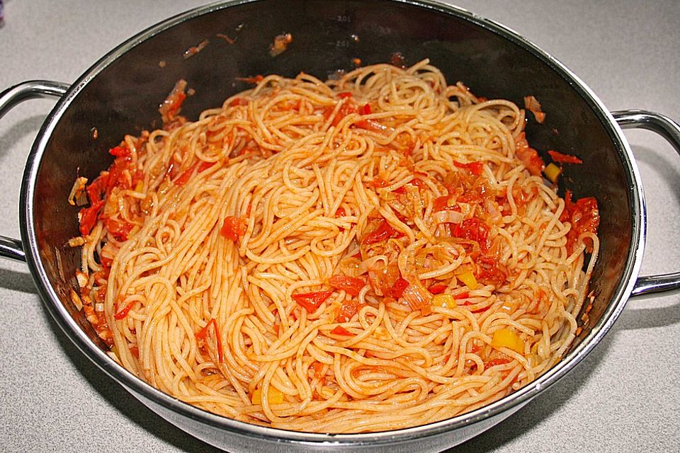 Knoblauch-Spaghetti mit Lauch und Tomate