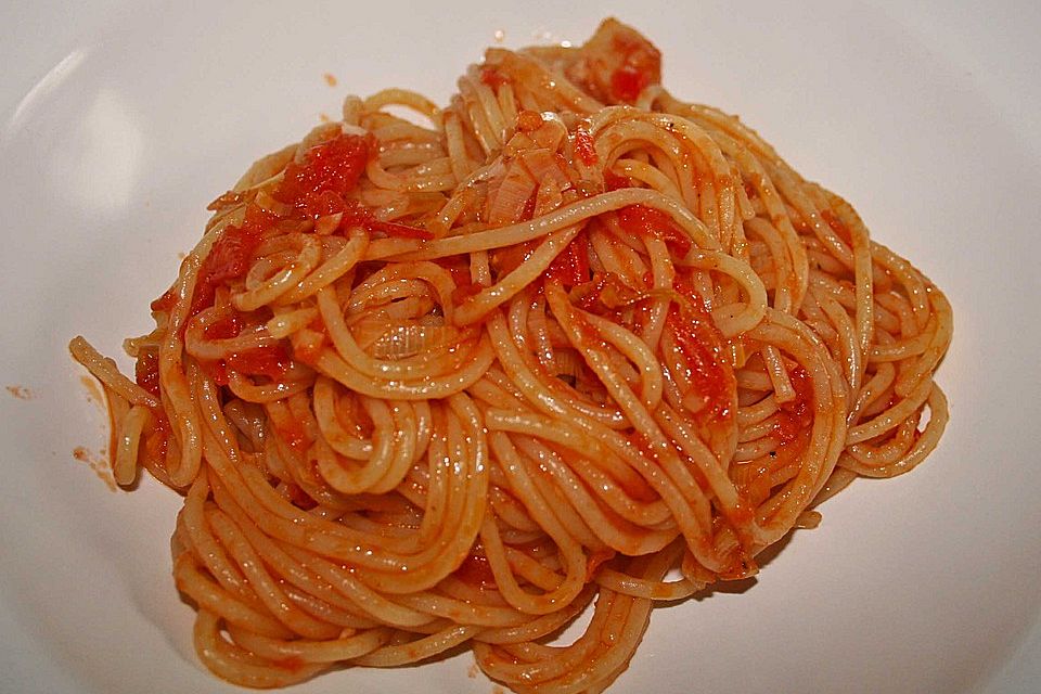 Knoblauch-Spaghetti mit Lauch und Tomate