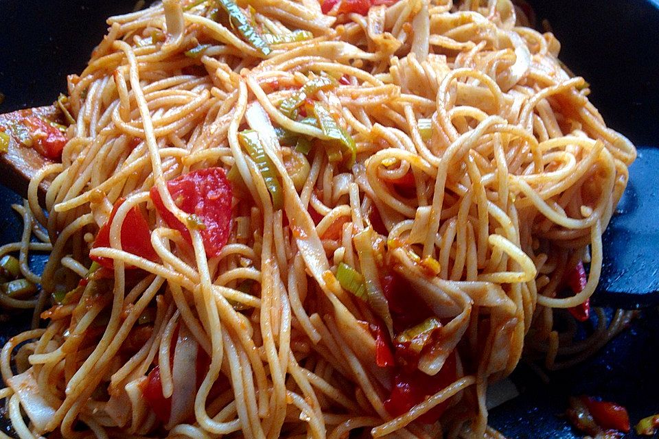 Knoblauch-Spaghetti mit Lauch und Tomate