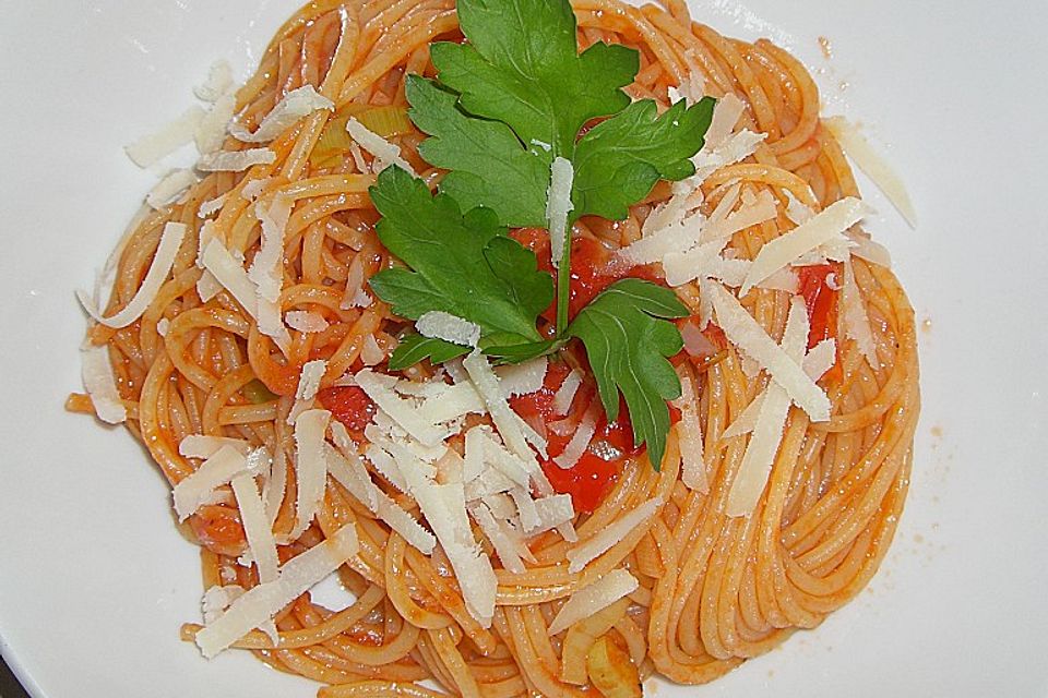 Knoblauch-Spaghetti mit Lauch und Tomate