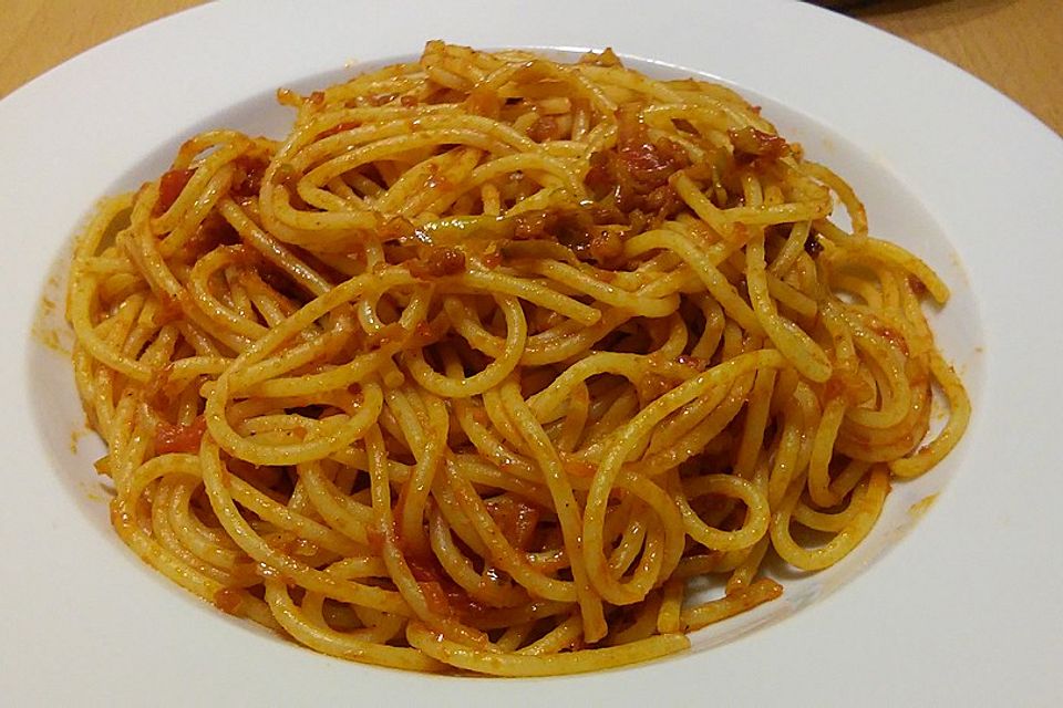 Knoblauch-Spaghetti mit Lauch und Tomate