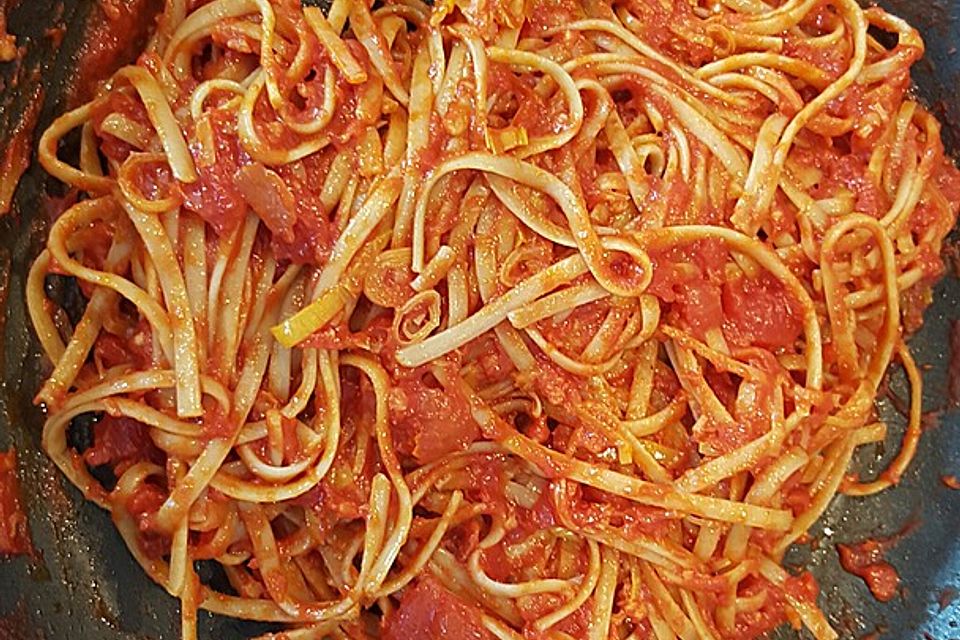 Knoblauch-Spaghetti mit Lauch und Tomate