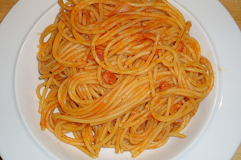 Knoblauch-Spaghetti mit Lauch und Tomate