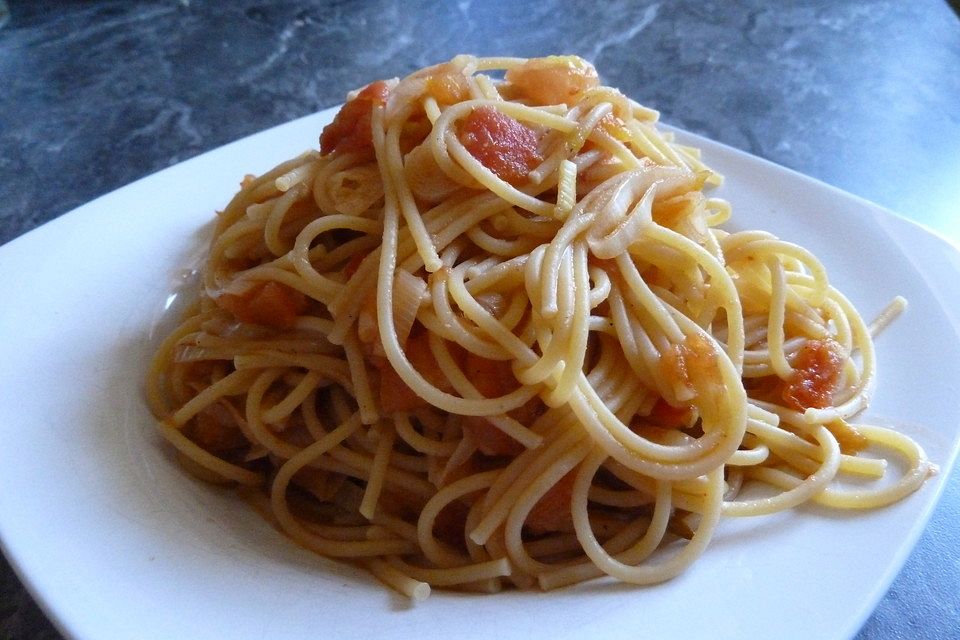 Knoblauch-Spaghetti mit Lauch und Tomate