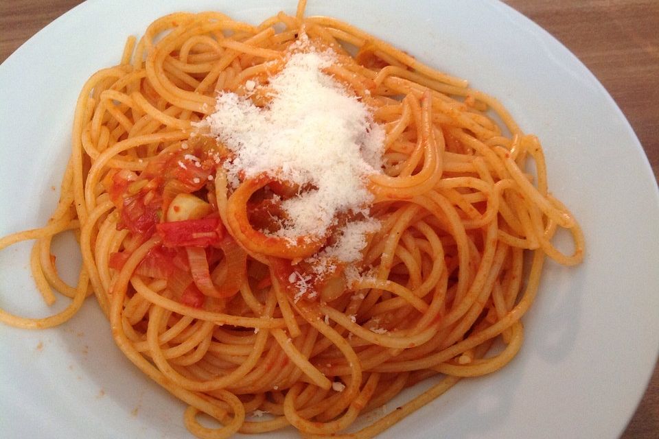 Knoblauch-Spaghetti mit Lauch und Tomate